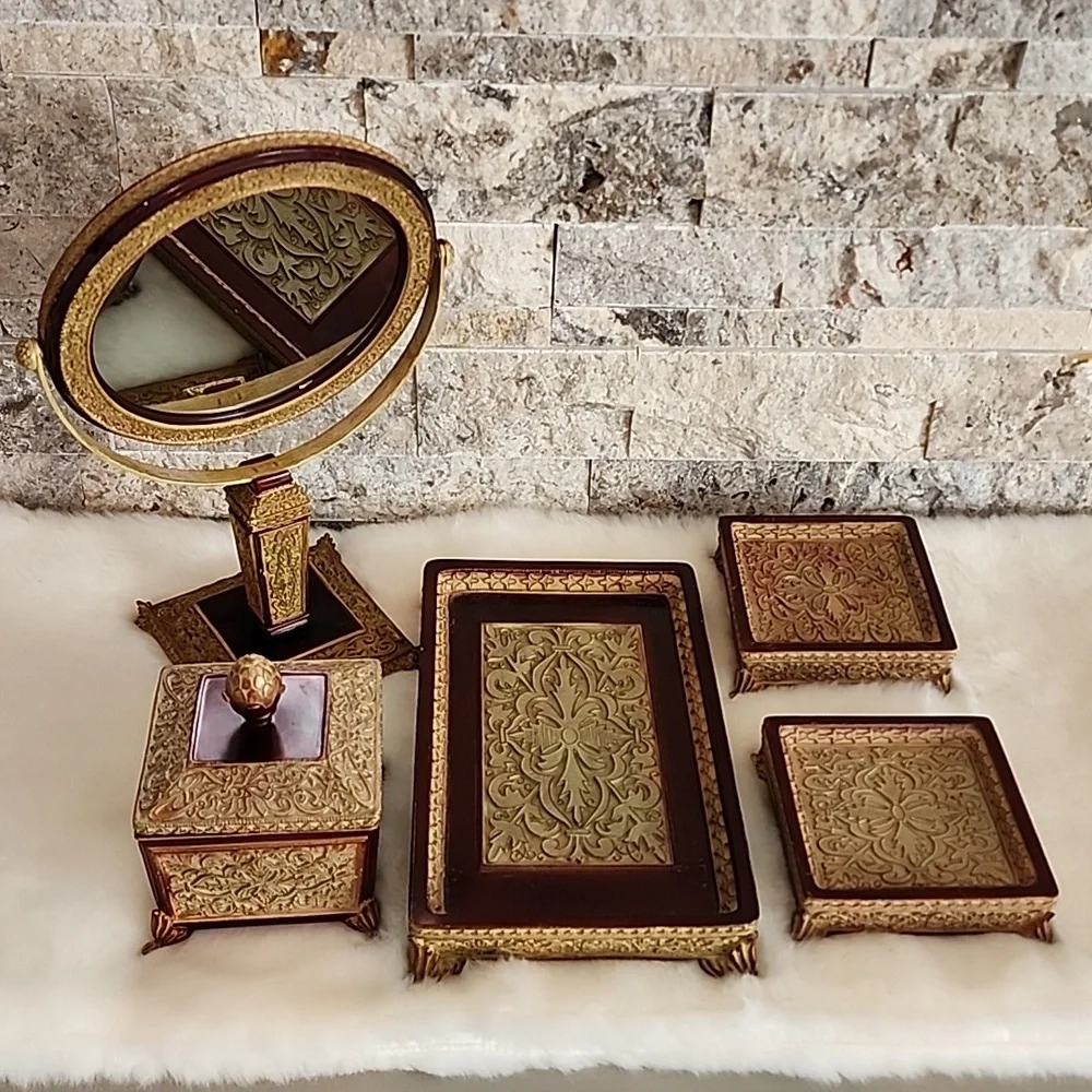 Bathroom Set Witch A Classic Timeless Vintage
